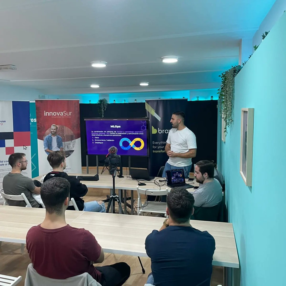 xauendevs's tweet image. 😁Nuestra #pivoandcode25 del pasado viernes con la charla de Juan Isern, IA Manager en @innovasur
🖥️Aprendimos mucho sobre MLOps: desde datos hasta producción
😄Gracias, como siempre, a nuestros colaboradores @bravent_it , @innovasur y @codehouseacademy
#pivoandcode #jaen