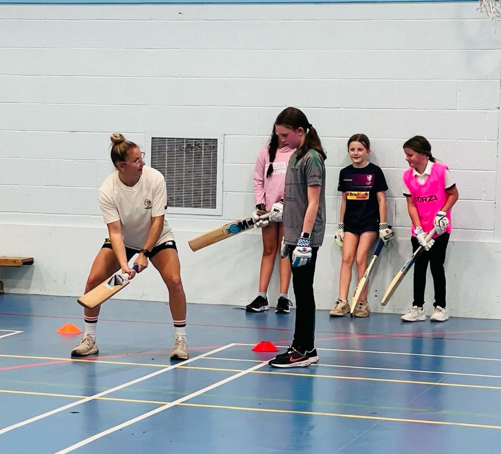 OBWCC's tweet image. Our Blazers had a great session last night thanks to @NatWraith of @SomersetCCC, Western Storm and Trent Rockets with a keeping masterclass and teaching the girls the scoop shot! Thanks so much Nat for giving up your time to inspire our girls @SCCCWomenGirls @SomCricketFDN