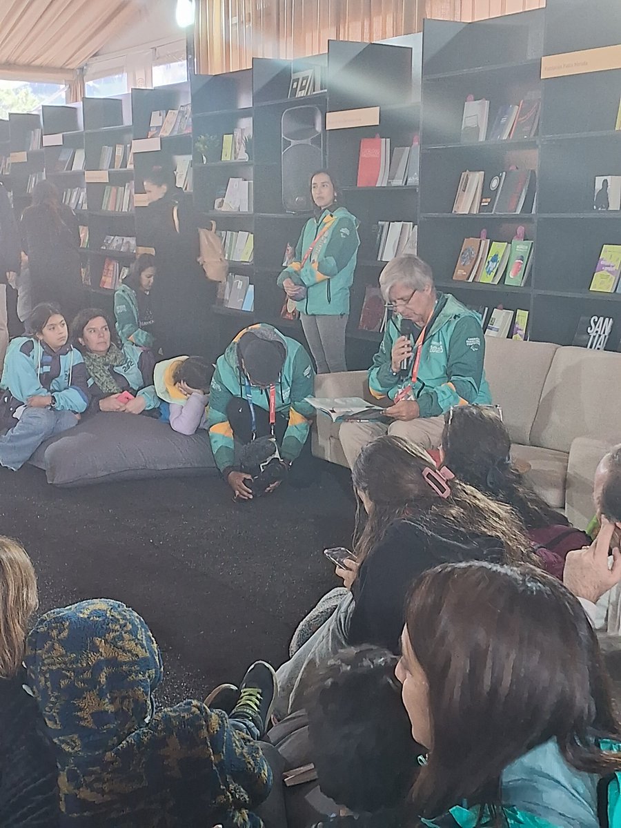 📚 Esta tarde el director ejecutivo de <a href="/santiago2023/">Santiago 2023</a>, Harold Mayne-Nicholls, compartió un tiempo de lectura con las familias que asisten al rincón lector del Pabellón Cultural del Estadio Nacional. Decenas de personas disfrutaron de los libros editados por los socios de la CLL.