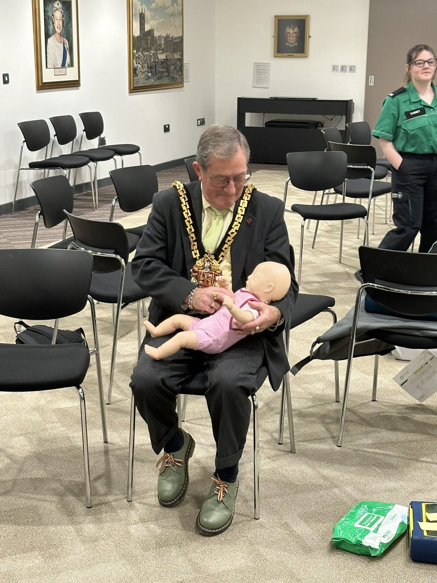 PaulJBtW's tweet image. Thank you to @WolvesMayor for hosting @sjawolves this evening for the end of ‘restart a heart month ‘ it was great to see @Jane_Stevenson_ @CllrSimonB Cllr Wendy / Ellis supporting this learning of this  essential skill
