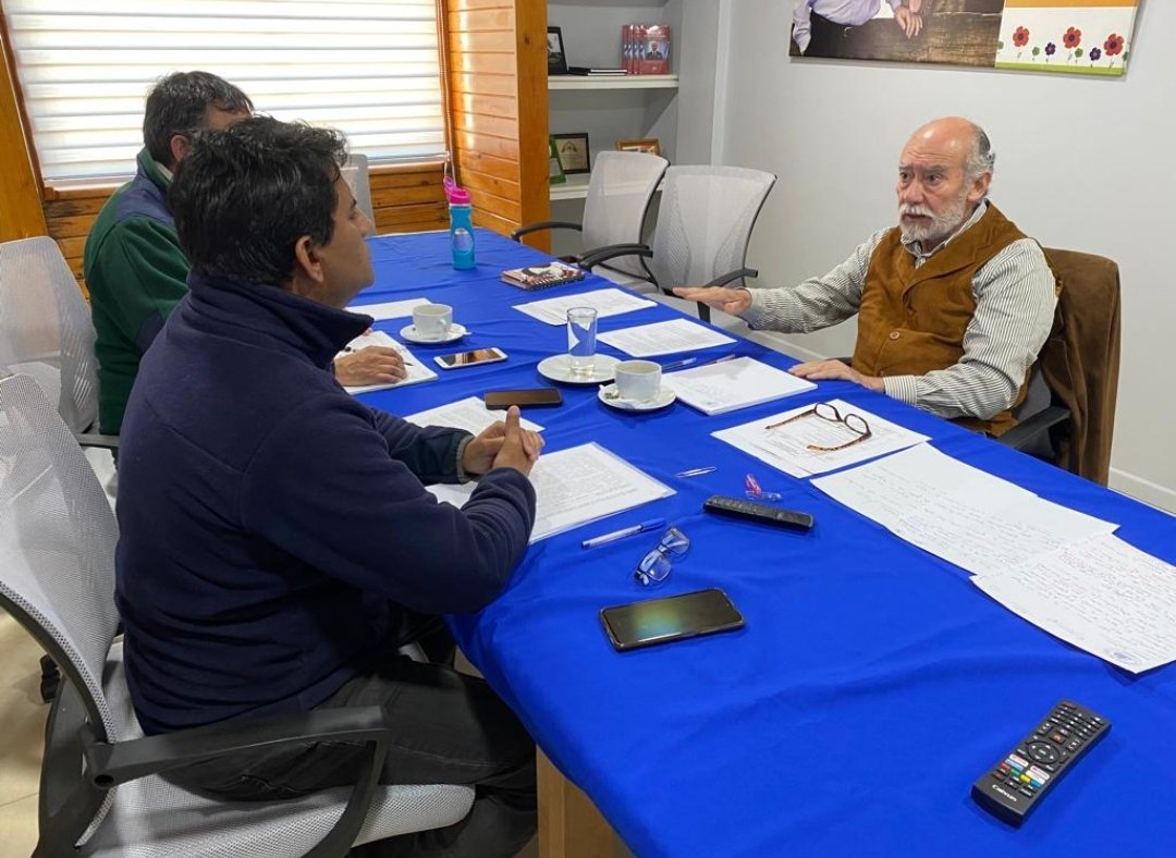 PSitrem's tweet photo. Sindicato de Trabajadores de CONAF-SITREM, en visita al Sen. Ivan Flores en su oficina de Valdivia, las decisiones políticas entre más o menos estado no puede significar la creación de servicios precarios como SERNAFOR eliminando funciones que hoy ejecuta CONAF.@ifloressenador https://t.co/HJKRLPJfu3