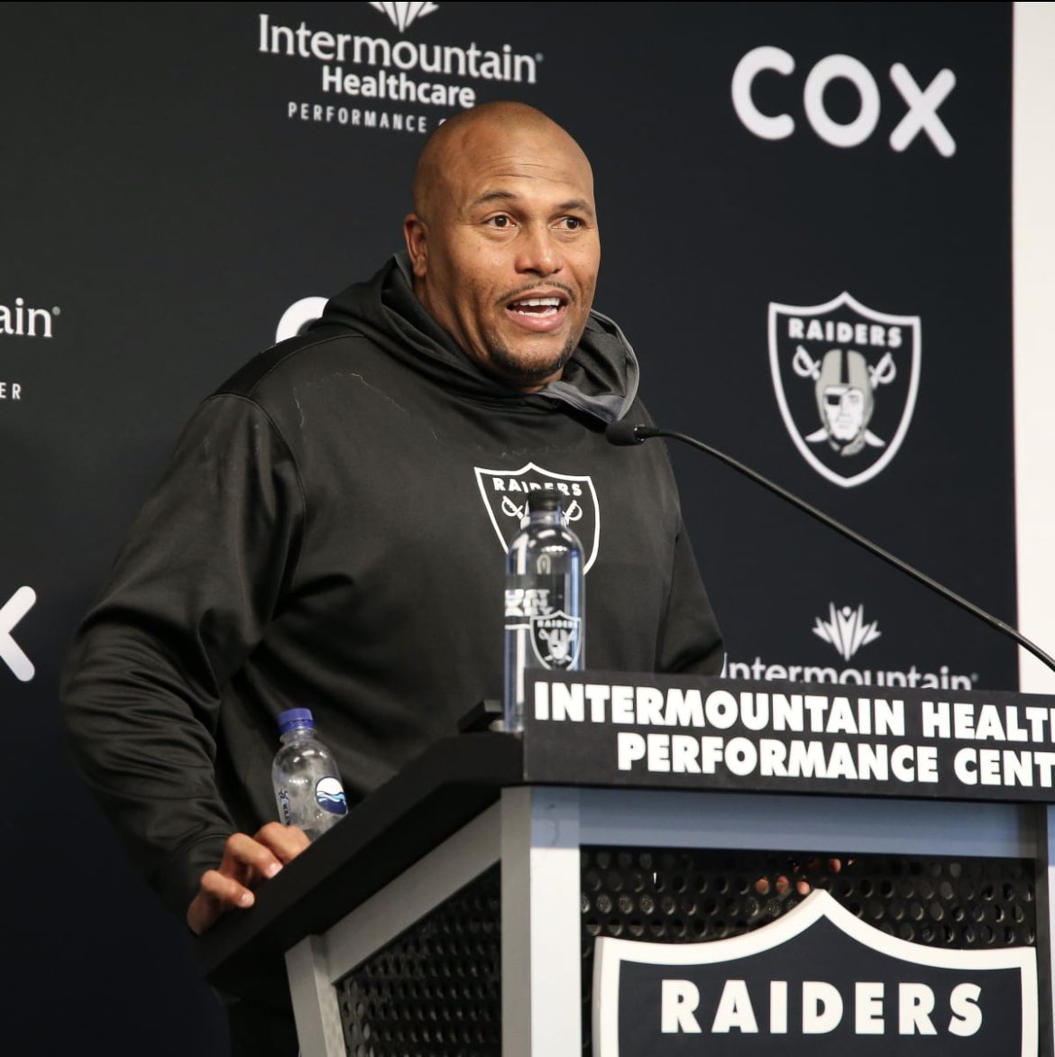 NFL_DovKleiman's tweet photo. New #Raiders interim head coach Antonio Pierce: 

"I'm a former player. I touch former players."

"They're going to feel me. I need to feel them."

(via @PGutierrezESPN ) https://t.co/MjwCG4V1VM