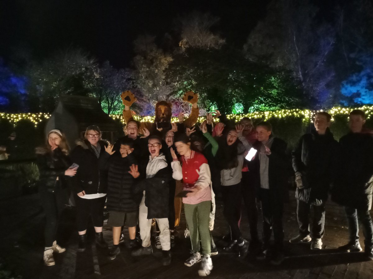 RedhillYPC's tweet photo. Nice evening for a walk round the #SpectacleOfLight at @Rufford_Abbey. Young people had a great time #HAF https://t.co/OVlJdVFPdy