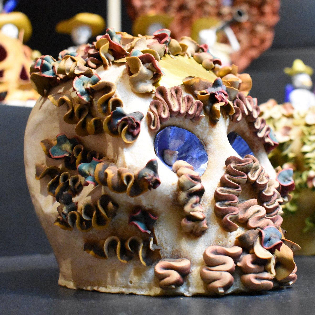 map_mexico's tweet photo. Respuesta #TriviaMAP | La palabra alfeñique es de origen arábigo-andaluz. Se utiliza para nombrar a la pasta de azúcar cocida y estirada en barras delgadas y retorcidas. En #DiaDeMuertos se elaboran figuras para ofrendar a los difuntos, especialmente a niños el 1 de noviembre. https://t.co/iH7RVzH1gG