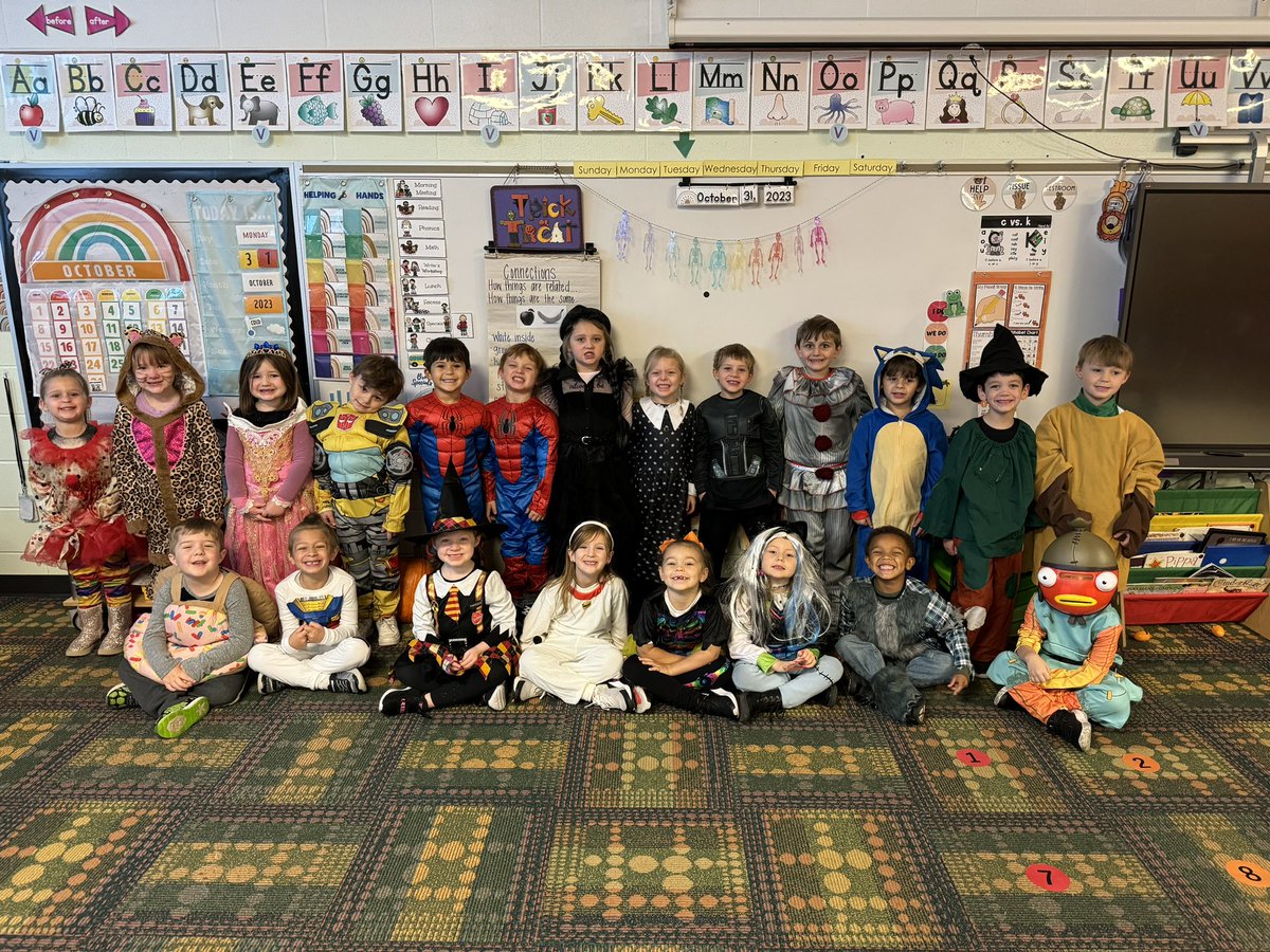 BeAoKInKinder's tweet photo. Trunk or Treat and Halloween fun with @southardK_BW!! @Brookwood_HCSD 
#ChadAndGlaabOnTheMove #BigBlueOnTheMove #BeBrookwood #1stPlace https://t.co/UIsYr9gSUb