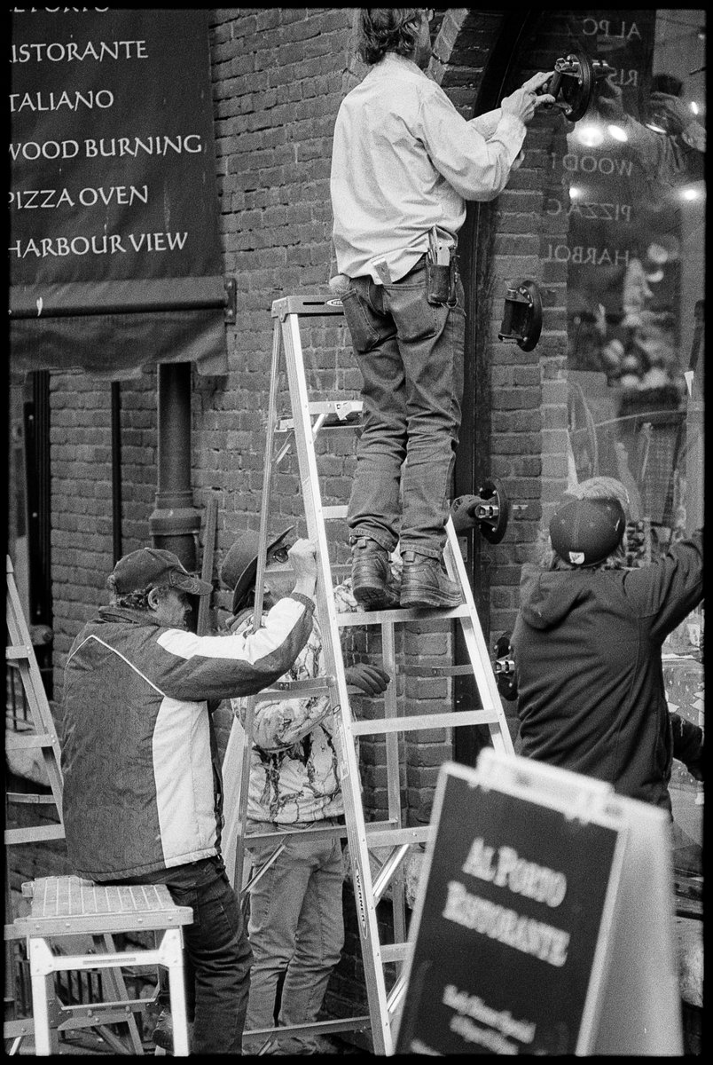 krishooperphoto's tweet photo. Some of the former and a bit of the ladder

#NikonFM2 #IlfordHP5 #BlackAndWhite #FilmPhotography #StreetPhotography #BelieveInFilm #Vancouver #Vanspc #HomeDeveloping https://t.co/ZheW5fbZK9