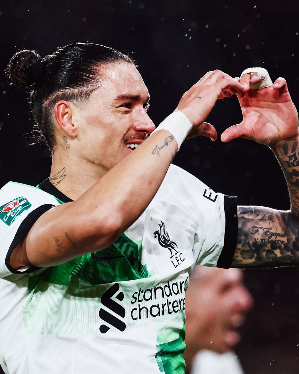 Hoy se mandó un golazo en la Carabao Cup. Darwin Núñez ya lleva 7 GOLES + 4 ASISTENCIAS en 14 partidos disputados en la presente temporada con el Liverpool. Si todavía no te has convertido al Darwinismo, estás a tiempo de hacerlo, pecador. EL 9 DE URUGUAY JUEGA MUCHO.