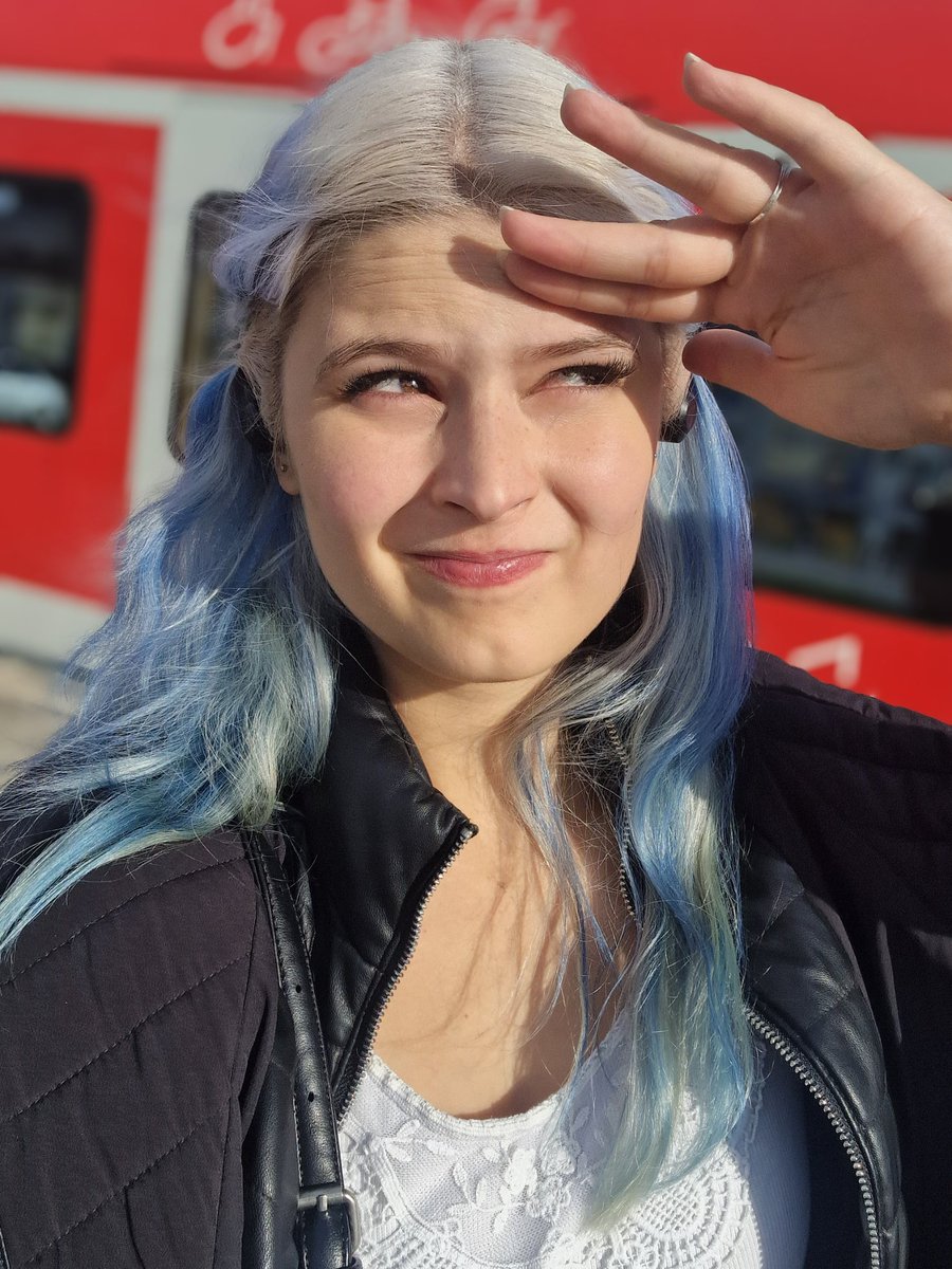 Warum fühle ich mich am Tag nach Halloween mehr wie ein Vampir als am vergangenen Abend? Ich bin lichtempfindlich, fühl mich uralt und werde erst Nachts wirklich aktiv 😅