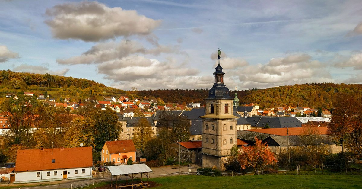 null_neun_elf's tweet photo. Die Bierbank in diesem 🧵 liegt exakt auf der Grenze von Oberfranken mit Blick ins Weinland Unterfranken. Unterwegs im #Steigerwald passierte man Ebrach, in mindersozialisierten Dschogginganzugkreisen durch die dort im ~1800 säkularisierten Kloster befindliche Jugend-JVA bekannt. https://t.co/eejIB0vwto