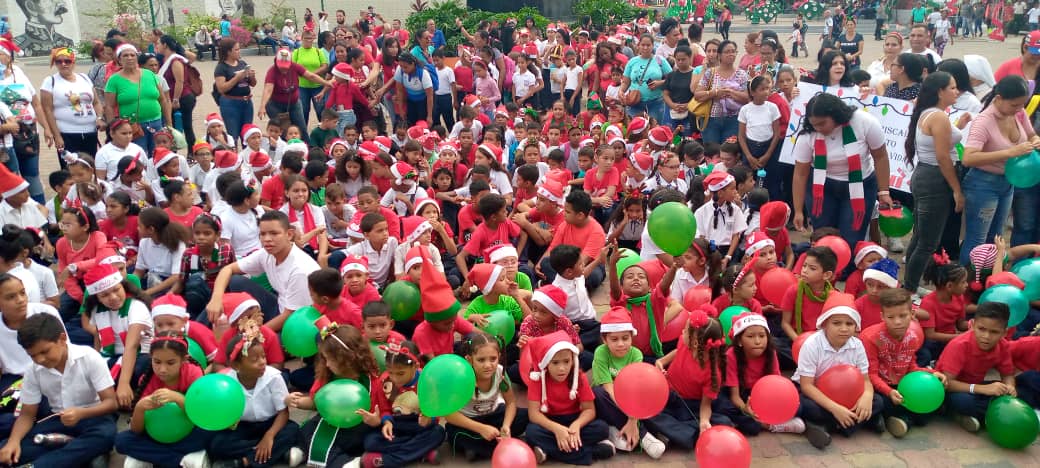 cdcelaguaira's tweet photo. 📢 #Miercoles #1Noviembre #ArrancoLaRumbaDeLaNavidad en todas nuestras instituciones educativas del #CDCELaGuaira. Desde Caruao hasta Carayaca, la alegría desborda las escuelas. #EnLaGuairaSeEducaConAmor 🤝🇻🇪 @NicolasMaduro @_LaAvanzadora @MPPEDUCACION @Jateranoficial @danieljgm7 https://t.co/Eq12rWydyZ