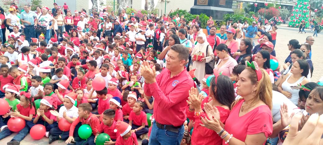 cdcelaguaira's tweet photo. 📢 #Miercoles #1Noviembre #ArrancoLaRumbaDeLaNavidad en todas nuestras instituciones educativas del #CDCELaGuaira. Desde Caruao hasta Carayaca, la alegría desborda las escuelas. #EnLaGuairaSeEducaConAmor 🤝🇻🇪 @NicolasMaduro @_LaAvanzadora @MPPEDUCACION @Jateranoficial @danieljgm7 https://t.co/Eq12rWydyZ