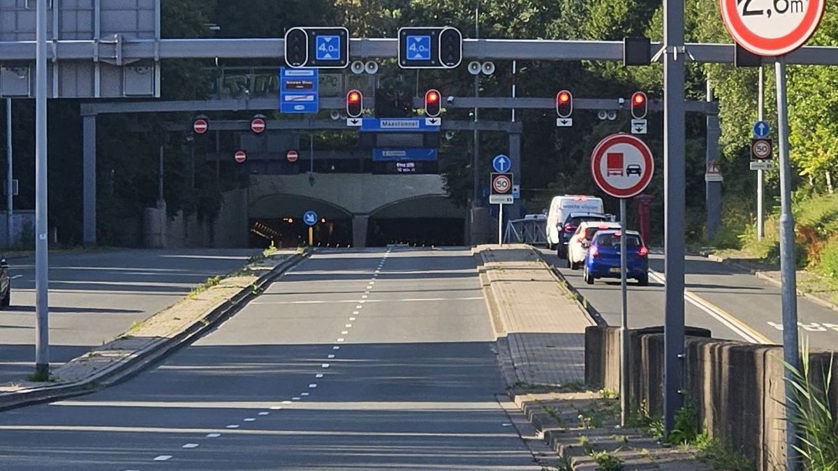 Rdamonderweg's tweet photo. 🛎️🚧Niet vergeten: vanaf donderdagavond 2 november gaat de #Maastunnel dicht richting Zuid. De afsluiting duurt tot maandagochtend 6 november. In de nacht van donderdag op vrijdag en zondag op maandag is de tunnel ook dicht richting Noord.

👉 https://t.co/n1gUQXijqQ https://t.co/OR1keCFEr7