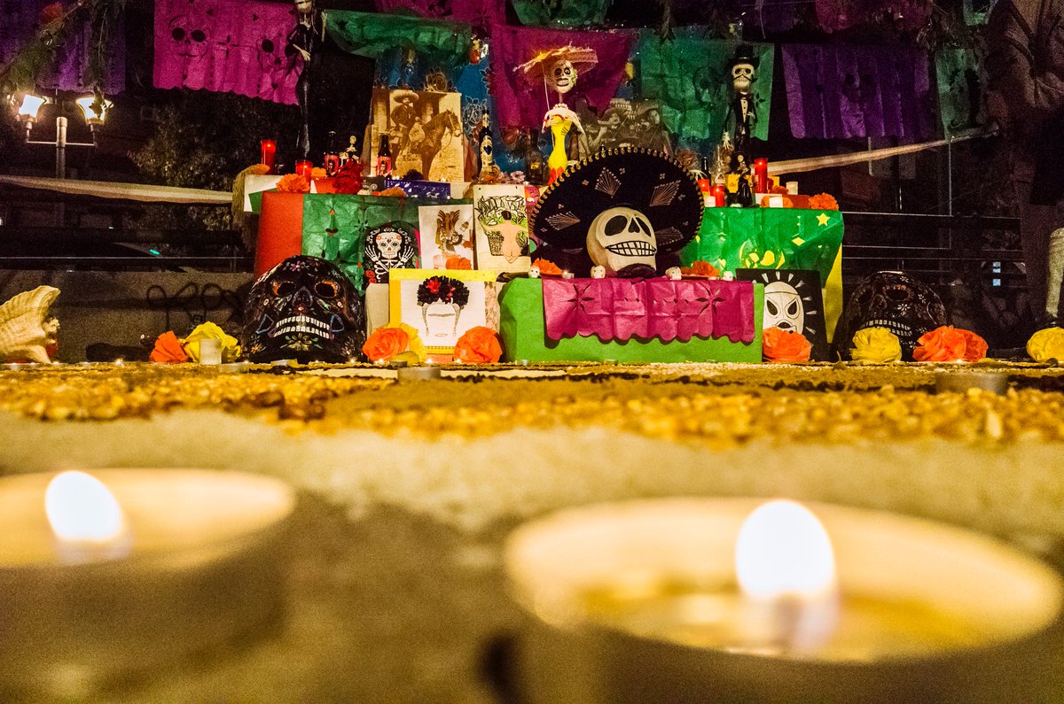 Si murieras hoy, ¿qué platillo te gustaría que te pusieran en la ofrenda?😯
#DíadeMuertos