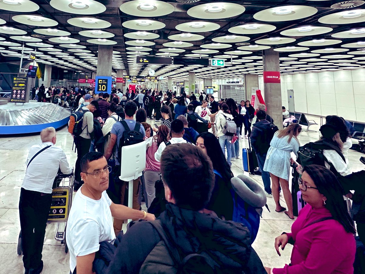 _davidhdez_'s tweet photo. La gestión de @Iberia es lamentable.

El vuelo Madrid-Bilbao ha vuelto a Madrid por rachas de viento. Algo totalmente comprensible. Pero desde hace más de una hora nos tienen como a ganado amontonados en Barajas.

Nadie nos informa ni nos da ninguna solución para ir a casa. https://t.co/AqL7wKHnyJ