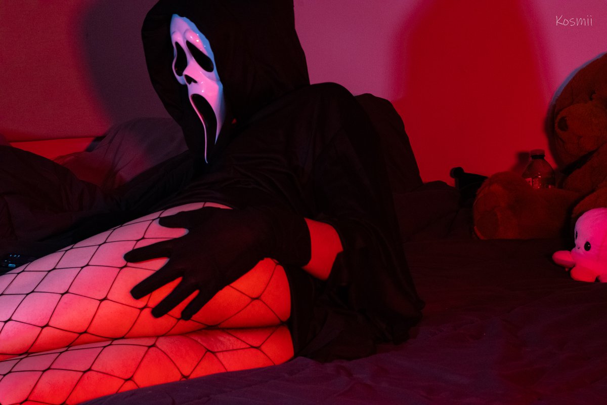 FemKosmii's tweet photo. femboy ghostface??!! whats he doin.. https://t.co/P60seffu2D