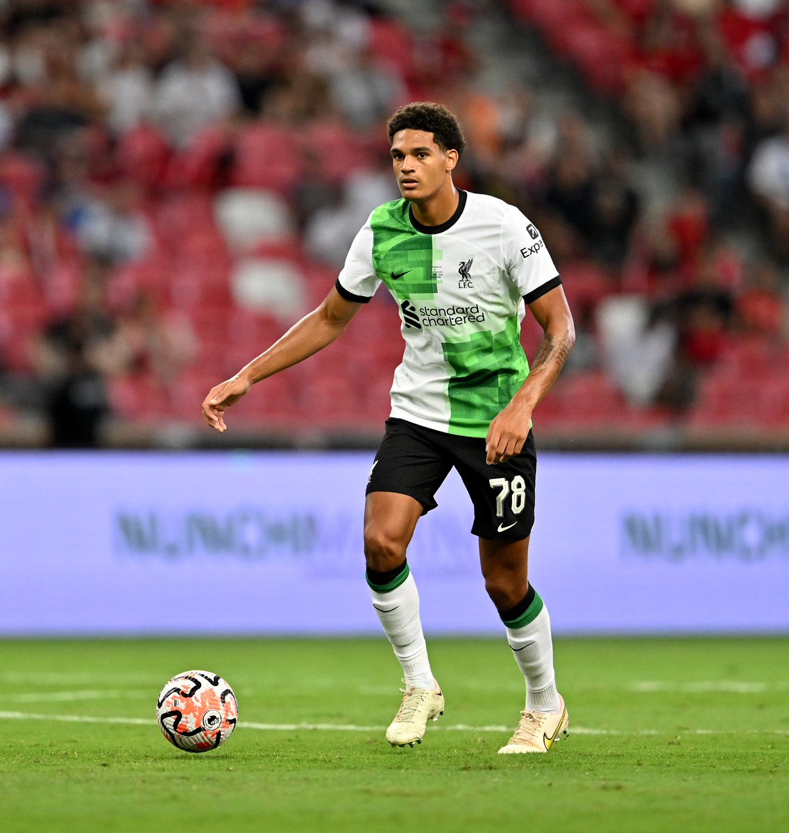 BenBocsak's tweet image. 🏴󠁧󠁢󠁥󠁮󠁧󠁿 In Jarell Quansah’s last three starts for #LFC - he completed the most passes on the pitch in all three games. 

- 86 completed passes today
- 7 clearances 
- 4/8 duels won 
- 2 interceptions 
- 3 recoveries 

Looked superb on the ball. So composed. He’s a top talent.