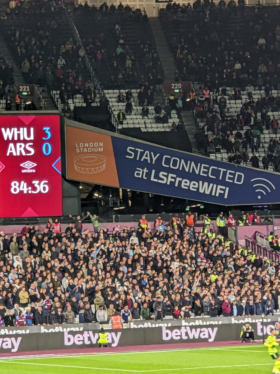 sanjai_patel's tweet photo. 🎶 Arrrrsenaaaal....they left cos they're shit🎶👋🏳️⚒️ #sameoldwestham https://t.co/qtECdOWFS8
