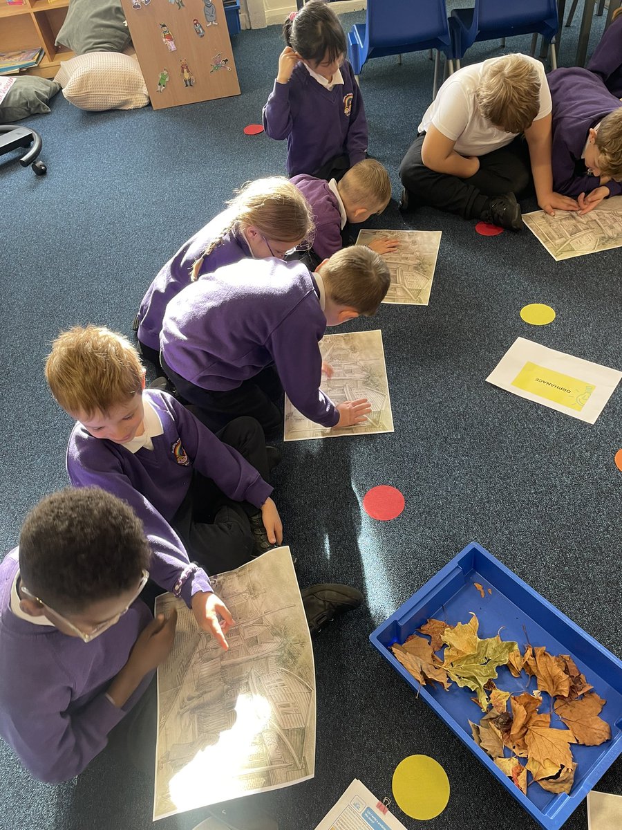 RPSRadcliffe2D's tweet image. What could our new book be about? Who do these items belong to? Are there any clues in the first illustration? 🕵🏽‍♂️ 💭 🧐 
We can’t get wait to get started on our new @LiteracyCounts1 English unit!