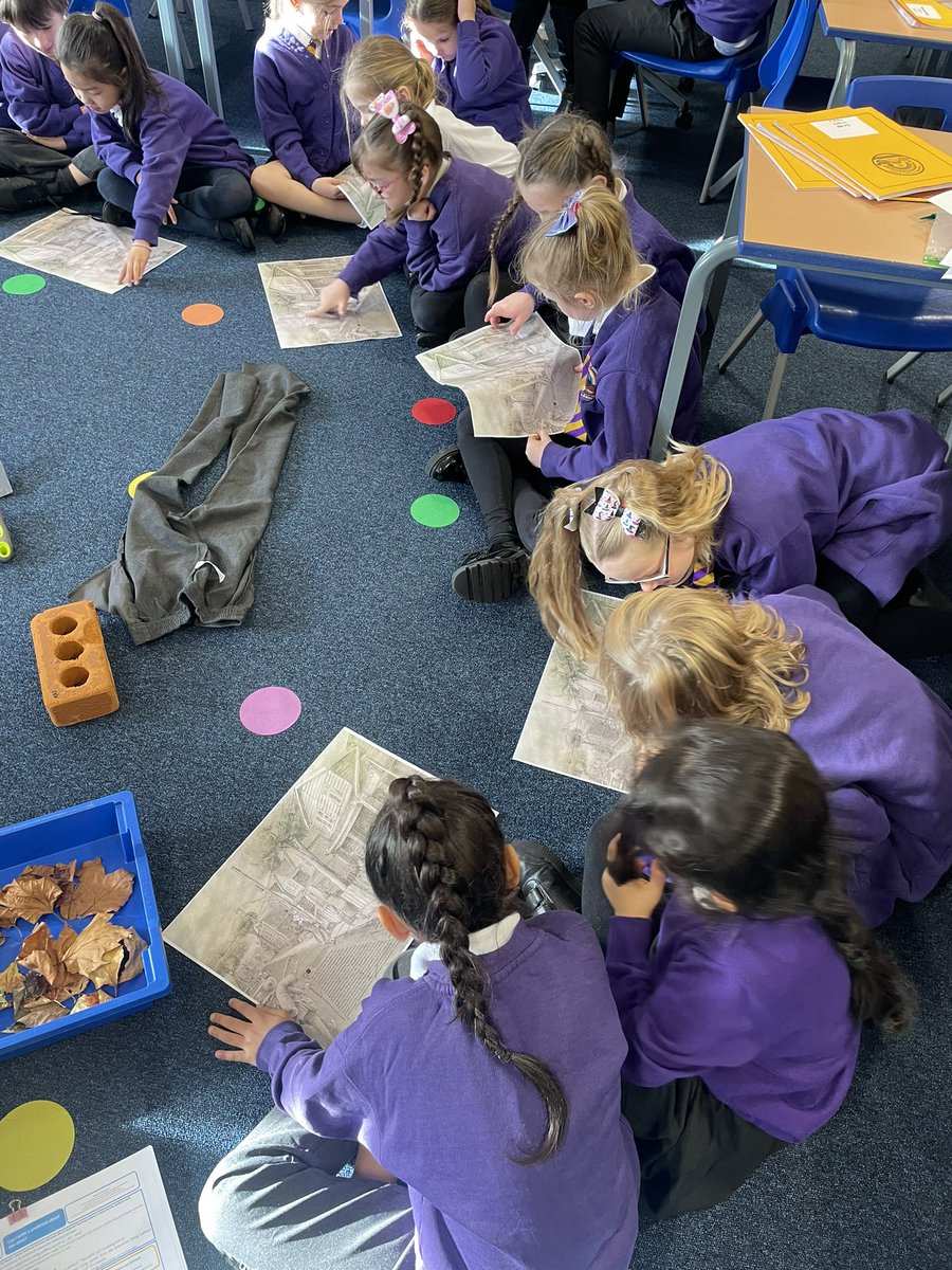 RPSRadcliffe2D's tweet image. What could our new book be about? Who do these items belong to? Are there any clues in the first illustration? 🕵🏽‍♂️ 💭 🧐 
We can’t get wait to get started on our new @LiteracyCounts1 English unit!