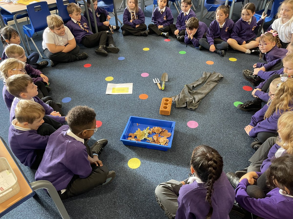 RPSRadcliffe2D's tweet image. What could our new book be about? Who do these items belong to? Are there any clues in the first illustration? 🕵🏽‍♂️ 💭 🧐 
We can’t get wait to get started on our new @LiteracyCounts1 English unit!