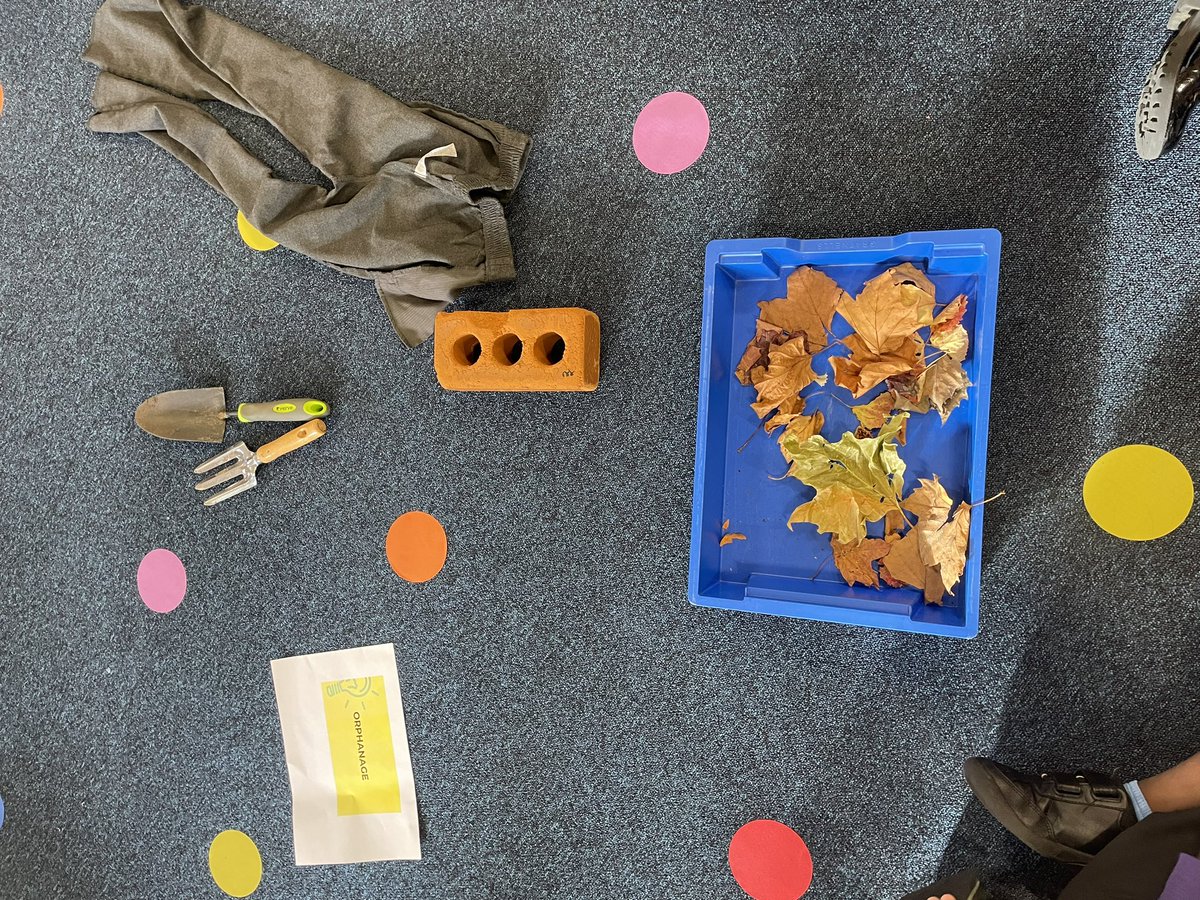 RPSRadcliffe2D's tweet image. What could our new book be about? Who do these items belong to? Are there any clues in the first illustration? 🕵🏽‍♂️ 💭 🧐 
We can’t get wait to get started on our new @LiteracyCounts1 English unit!