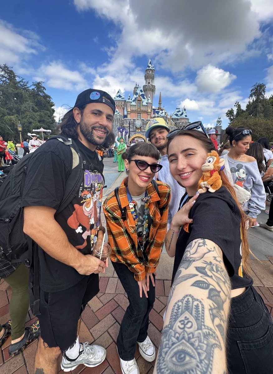 samwah13's tweet photo. Birthdays at Disney >>>> ✨✨ https://t.co/2RBg0jZuRI