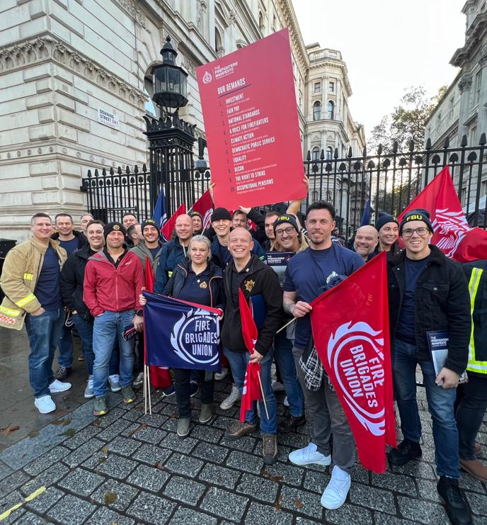 FBUCambs's tweet photo. Region 9 delivering the FireFighters' Manifesto to 10 Downing Street today ✊️✊️

#FireFightersManifesto https://t.co/o5en3EFXbG
