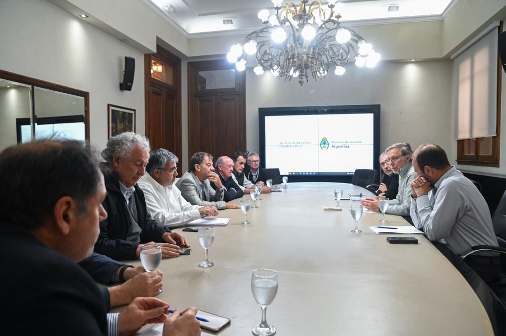 El secretario, Juan José <a href="/JuanjoBahillo/">Juan José Bahillo</a> dijo que recibio instrucciones de Sergio Massa para "hacer el mayor esfuerzo posible para acompañar al productor lechero y recomponer su situación lo más rápido posible". En reunion con el <a href="/CIL_ARGENTINA/">C.I.L. ARGENTINA</a>   y <a href="/Apymel/">APYMEL</a>.