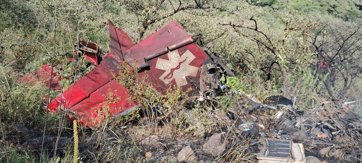Transponder1200's tweet photo. Primeras imágenes del #accidente del #Learjet24 en el #Aeropuerto de Cuernavaca. Era una #ambulancia #aérea. Se han recuperado las Grabadoras de Voz y Datos (#FDR y #CVR), comúnmente conocidas como “cajas negras”.
Más información: https://t.co/fLUpGe0MbA https://t.co/JVsfLoy0z4
