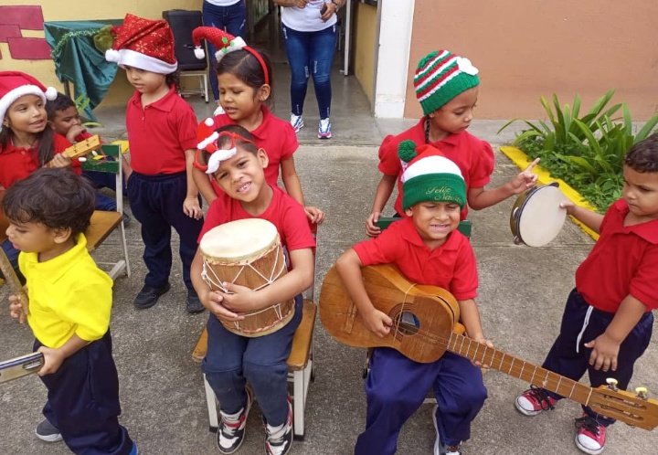 Grito de la Navidad y llegada de Pacheco en el CEINS Barrio Nuevo Parroquia El Valle CDCE Eje Fuerte Tiuna Circuito Tiuna, con alegría entusiasmo en esta época #ArrancoLaRumbaDeLaNavidad #mppe @MPPEDUCACION <a href="/_LaAvanzadora/">Yelitze Santaella</a> <a href="/NicolasMaduro/">Nicolás Maduro</a> @CircuitoFTiuna