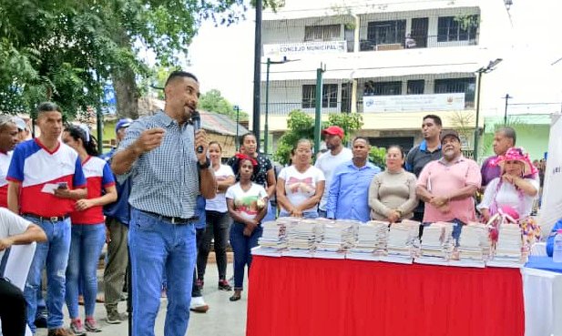 CMPazCastillo's tweet photo. Concejales del municipio Paz Castillo, estuvieron presentes en La Campaña Escolar por la Defensa del Esequibo, realizada en la plaza Bolívar de Santa Lucia, dónde participaron alumnos de varias instituciones educativas. #ArrancoLaRumbaDeLaNavidad https://t.co/gEqdcCDwbu