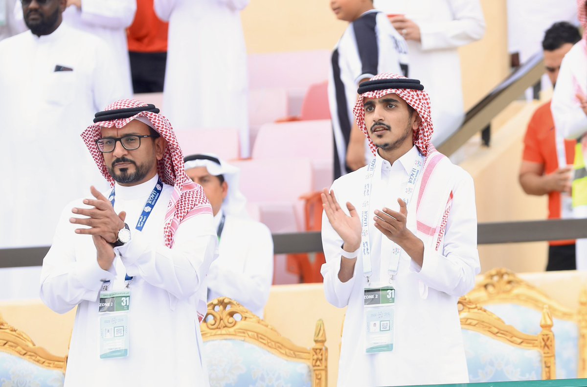 IttiMania's tweet image. 🚨😂 ملخص ما حدث بين ادارة الشباب و جماهير #الاتحاد اليوم.

• تم تحديد اسعار الواجهة و المنصة بـ ( 10 ) ريال لـجماهير الشباب

• تم تحديد اسعار تذاكر جماهير #الاتحاد بـ( 130 ) ريال خلف المرمى

• قامت جماهير #الاتحاد بتسجيل حسابات جديدة في الموقع كجماهير محايدة واشتروا ( 5 )