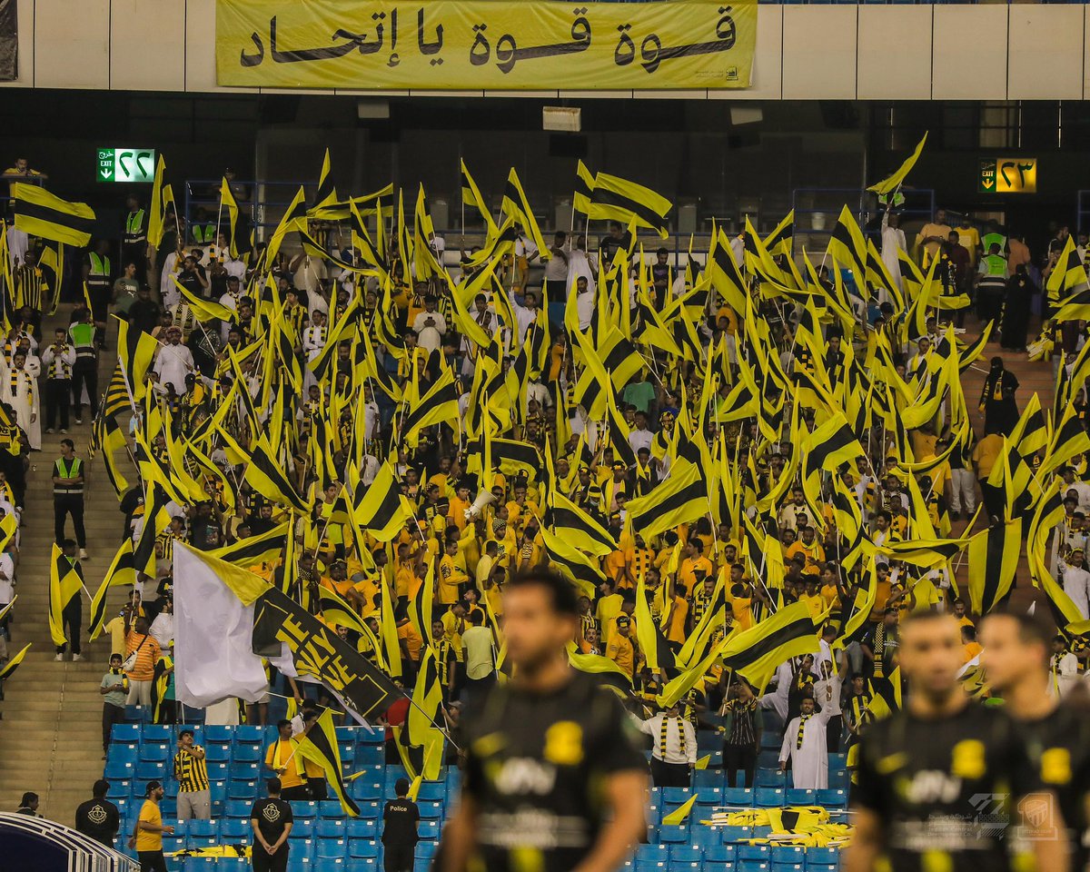 IttiMania's tweet image. 🚨😂 ملخص ما حدث بين ادارة الشباب و جماهير #الاتحاد اليوم.

• تم تحديد اسعار الواجهة و المنصة بـ ( 10 ) ريال لـجماهير الشباب

• تم تحديد اسعار تذاكر جماهير #الاتحاد بـ( 130 ) ريال خلف المرمى

• قامت جماهير #الاتحاد بتسجيل حسابات جديدة في الموقع كجماهير محايدة واشتروا ( 5 )