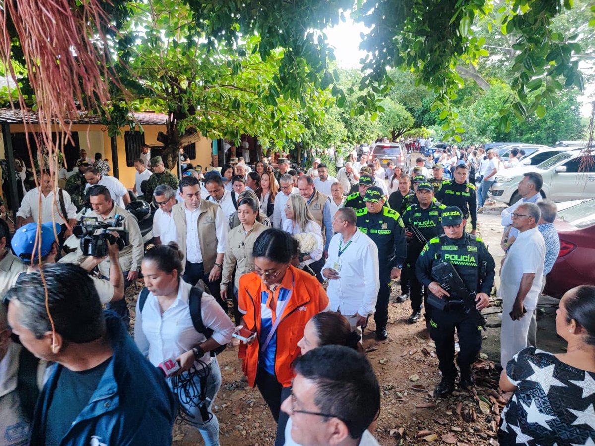 PoliciaDeCesar's tweet photo. #AEstaHora | Con el señor Registrador Nacional Alexander Vega, acompañamos a la familia de la señora 𝗗𝘂𝗽𝗲𝗿𝗹𝘆 𝗔𝗿𝗲́𝘃𝗮𝗹𝗼 en sus exequias en el municipio de #Gamarra - Cesar, rechazamos este lamentablemente hecho. Fortaleza a su familia y amigos. #DiosYPatria https://t.co/8Cy3heDygX
