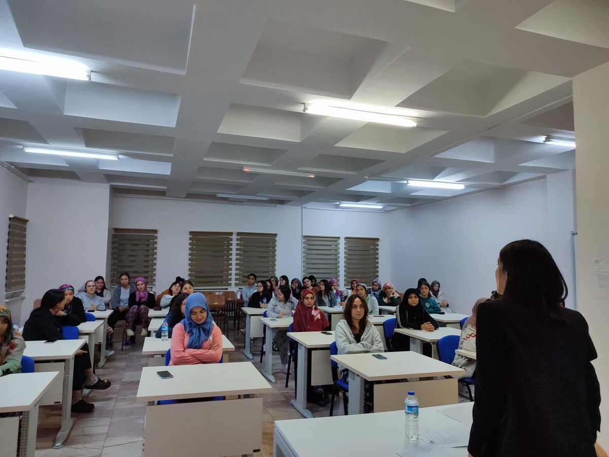 Uşak Kız Öğrenci Yurdumuzda Uyum Programı çerçevesinde Yurt Müdiresi Güler ÇAKAR'ın katılımıyla 'İletişim Toplantısı' gerçekleştirildi. Öğrencilerin soruları cevaplandırıldı. @gencliksporbak @OA_BAK