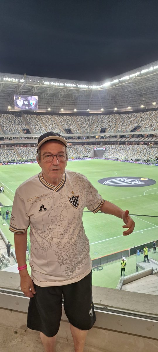 LeoMafia's tweet photo. Obrigado @GaloBmg ! Experiência única por trazer meu pai comigo no Louge BMG. Nossa @ArenaMRV é fantástica! https://t.co/brF1JpSd1g