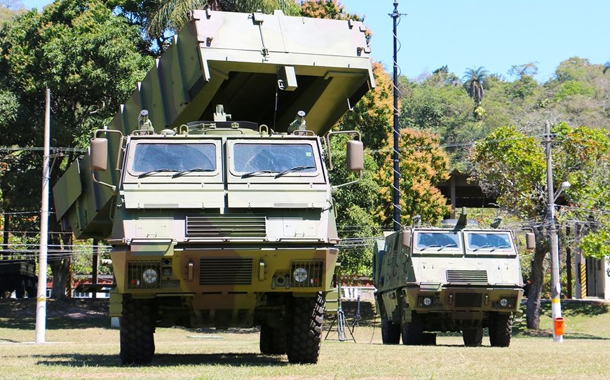 DefenseLrca's tweet photo. A principal artilharia de foguetes do exército brasileiro (visão da mídia oficial do exército vietnamita)
- O Jornal do Exército Popular do Vietnã trouxe hoje sua visão sobre o Sistema Astros II.
#Avibras #AstrosII #Vietna #artilharia #foguetes
https://t.co/PLC26XWG61 https://t.co/heorbkX2sm