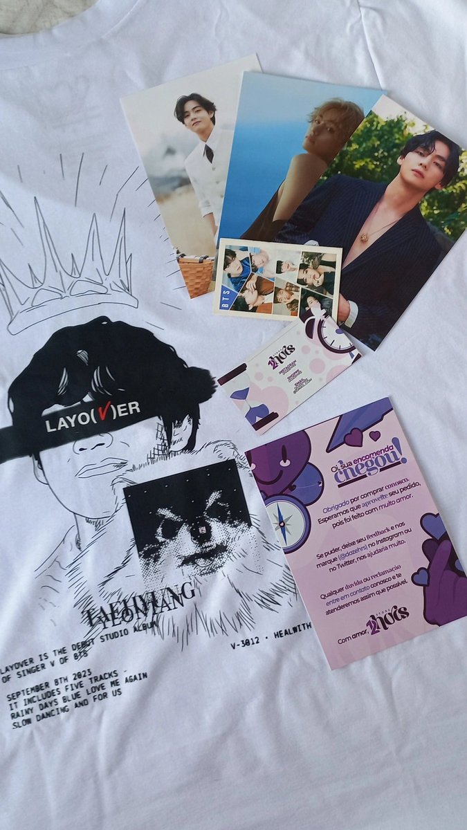 ktaehbrasil's tweet photo. Olá armys, tudo bem? 
Estamos aqui para mostrar os produtos que a dozehrs nos mandou.
A dozehrs é uma loja focada em camisas de kpop, 100% algodão de fabricação própria, com estampas em DTF e modelos totalmente exclusivos.
E não poderíamos deixar vocês sem benefícios nisso! A dozehrs disponibilizou o código KTAEB para que você possa ter aquele descontinho maravilhoso, você quer ver mais do trabalho da dozehrs? Entre em seu perfil do Twitter ou no ig @dozehrs

Corre e vai fazer a sua compra na dozehrs. 💜 
Link da shoppe: https://t.co/pdj35HBiJM