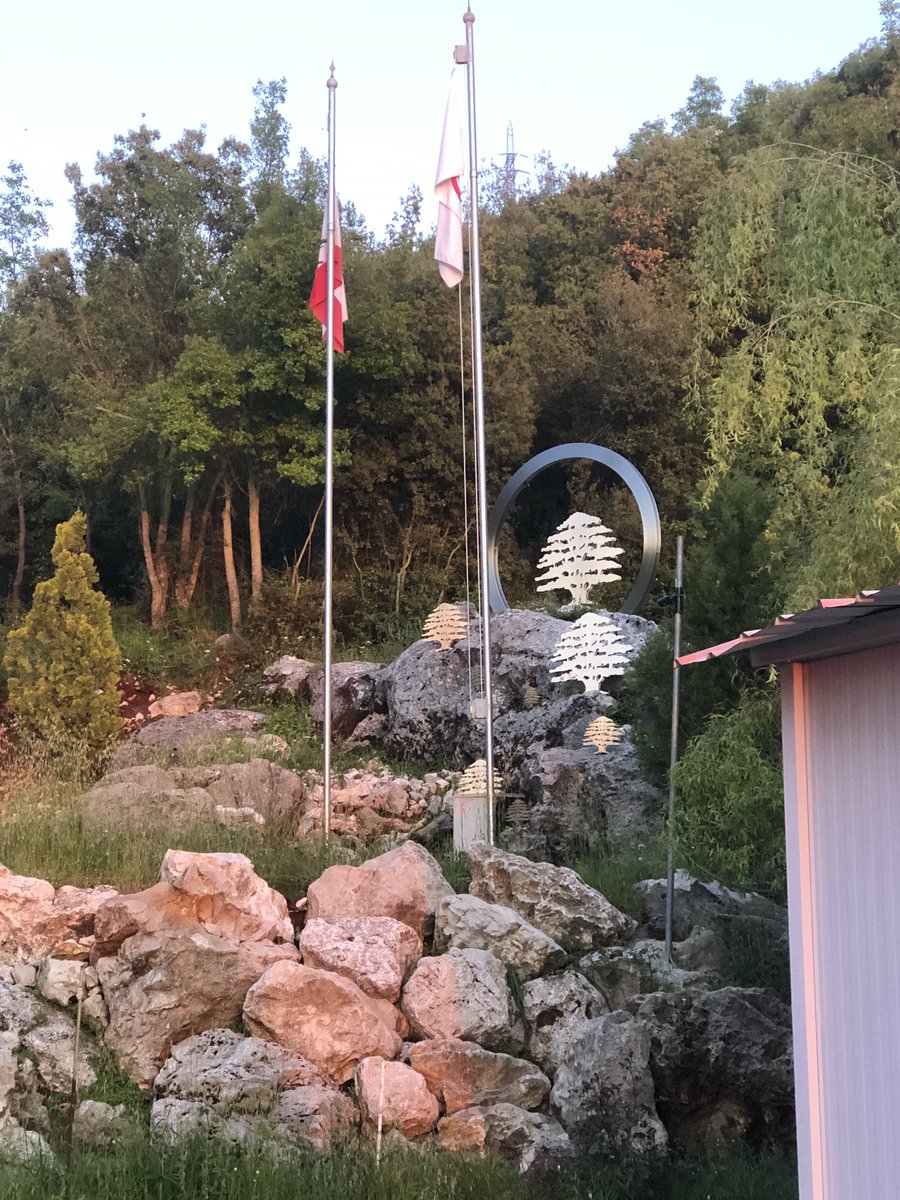 نحن لن نرحل من هنا، نبقى. صحيح لا نعرف المستقبل، بل نعرف من نحن وما تاريخنا وهويتنا ولغتنا وطقوسنا وتقاليدنا وجيراننا. لذلك نبقى ملتصقين بارضنا وناسنا وبمبادئنا وحقوقنا.