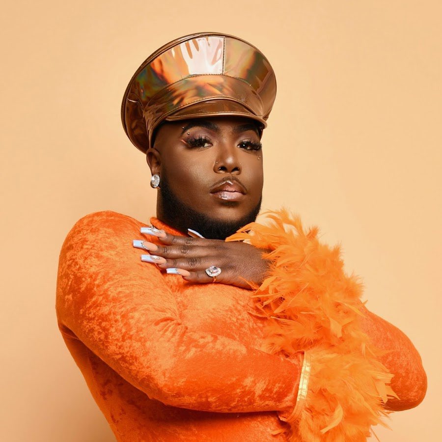 NATERERUN's tweet photo. After years of akademiks harassing females on his platform he starts tearing up the moment saucy Santana (a male) goes at him https://t.co/GY7PSowXcV