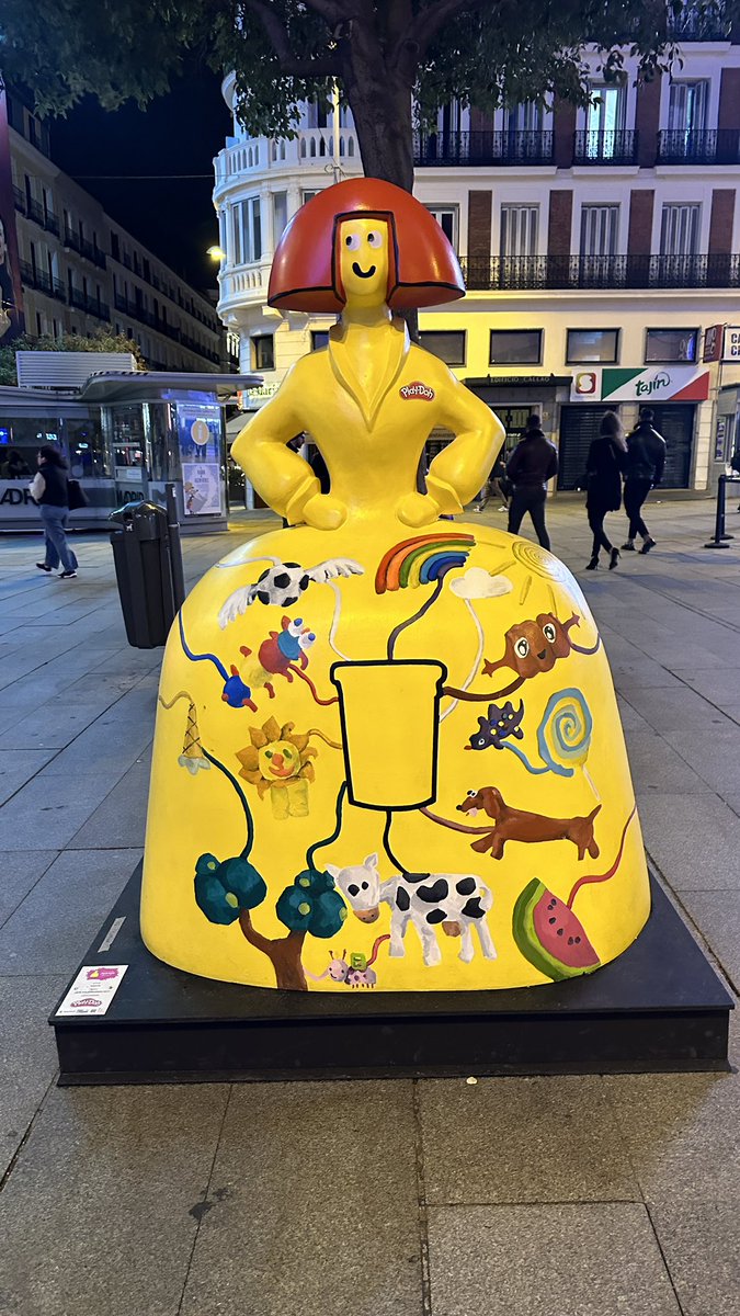 antoral's tweet photo. Han vuelto las Meninas a las calles de #Madrid, queridas y odiadas a partes iguales. ¿Qué team eres tú? ¿#TeamMeninas ó #TeamHorrendas ? https://t.co/NwqbsvArGh
