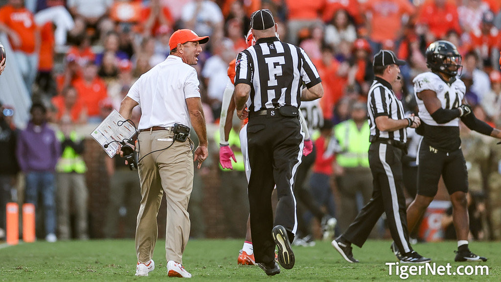 👔 📈

Clemson’s record when Dabo wears…

🟠 Polo 👔: 1-3
⚪️ Polo 👔: 3-1