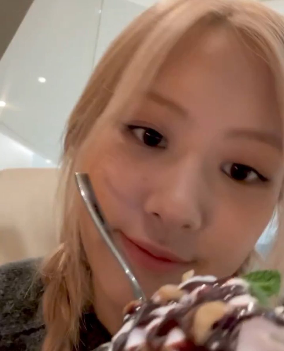 ineedanescap's tweet image. หน้าแห่งความสุขของยูกหมาเด็กที่ได้กินของอร่อย🍨🐶🫳🏻 #ROSÉ #로지