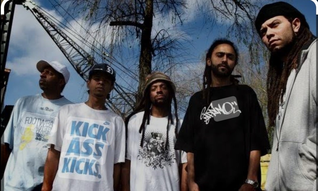 Museuunder's tweet photo. • Pentágono

Grupo formado em 2001, integrado por Rael da Rima, Apolo, Massao, Dodiman, M.Sario e DJ Kiko, foi um grupo que fez muito barulho durante sua carreira, colecionando trabalhos e fãs ao decorrer dos anos.(@raelepronto) https://t.co/ibTwlLldk7