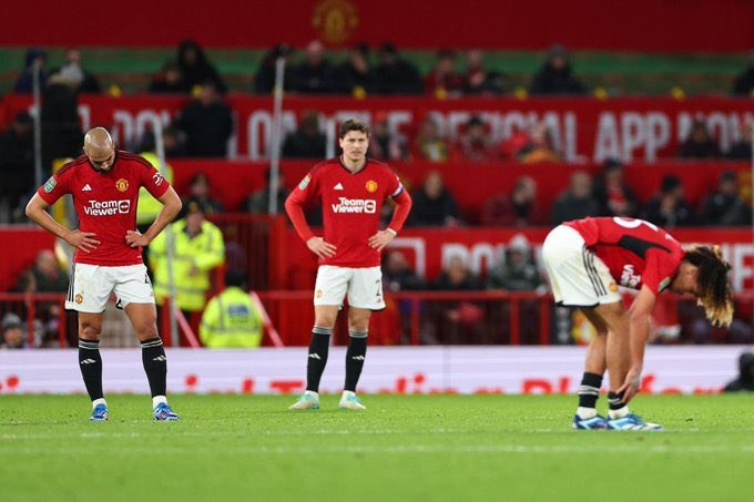 FootballTalkHQ's tweet photo. Manchester United had more captains (3) than shots on target (2) tonight. https://t.co/QeINqwkgqd