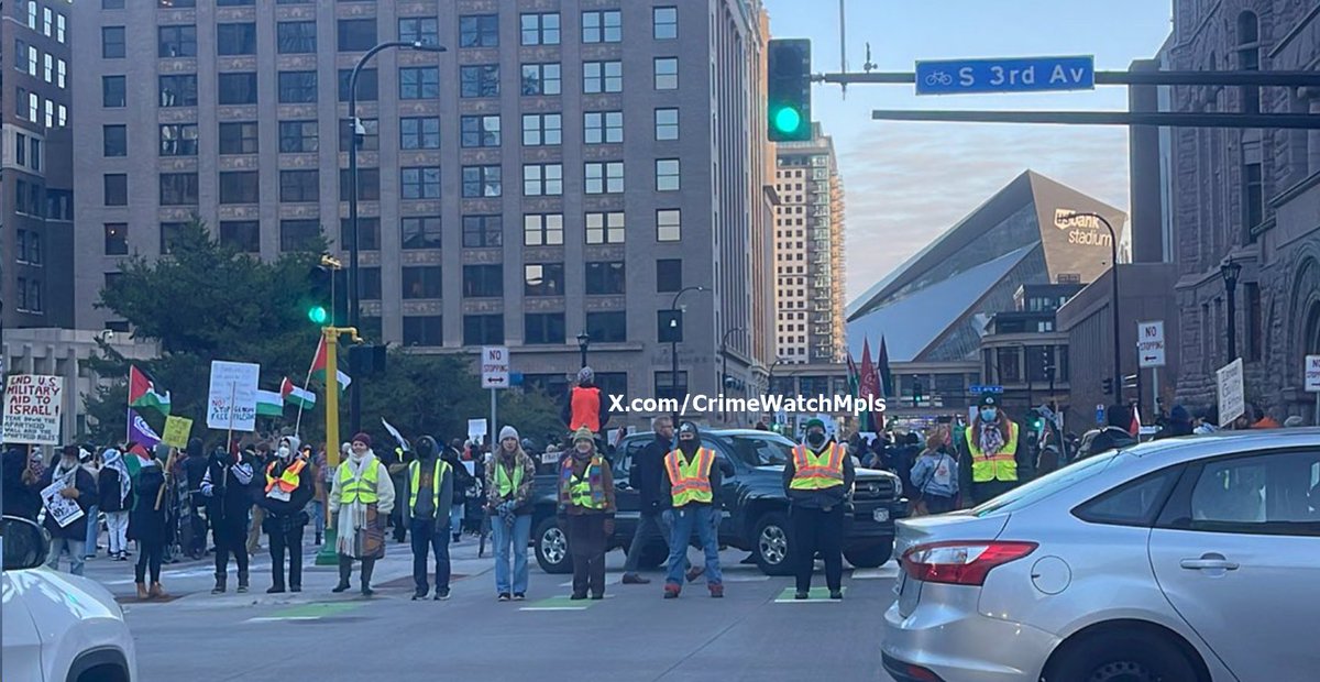 CrimeWatchMpls's tweet photo. Protesters in downtown Minneapolis blocking traffic at rush hour.
South 4th Street near the federal courthouse.
Submitted: "Made me late for work, completely blocked the road again." https://t.co/9xESa7dWuB