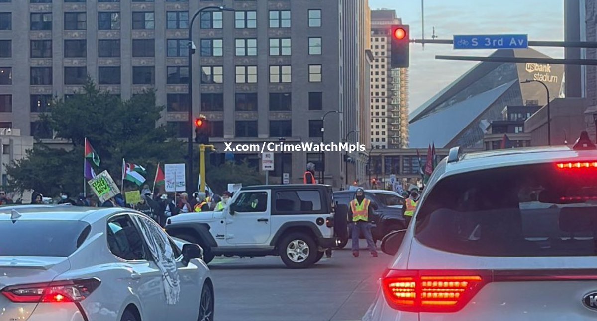 CrimeWatchMpls's tweet photo. Protesters in downtown Minneapolis blocking traffic at rush hour.
South 4th Street near the federal courthouse.
Submitted: "Made me late for work, completely blocked the road again." https://t.co/9xESa7dWuB