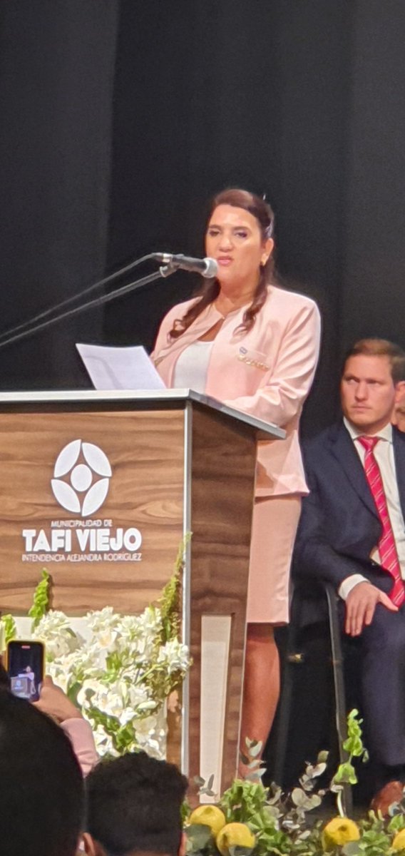 virkinal's tweet photo. Habemus Intendenta! Felicidades @alejarod72 La primera Intendenta de Tafi Viejo que juró por las mujeres, y brindó un emotivo y vibrante discurso mostrando toda la fuerza y la determinación para seguir transformando Tafi Viejo.
#masmujeresalpoder #rompiendoeltechodecristal https://t.co/DiBjFeofYF