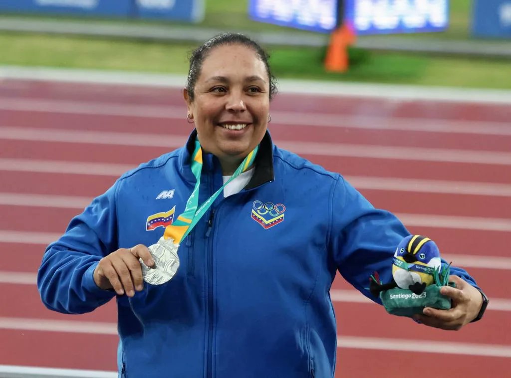 Rosa Rodríguez realizó un gran lanzamiento para sumar plata en Santiago 2023

La lanzadora de martillo tuvo una gran jornada al obtener el segundo mejor lanzamiento del día y alcanzar los 71.59 metros 

¡Tercera medalla de Juegos Panamericanos para Rodriguez!