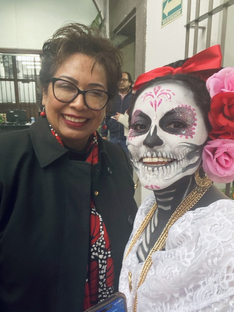 deliaGonzalezC3's tweet image. Hoy a invitación de la Consejera Presidenta del @ople_Ver, Dra. @Marisol_OPLEVer, participé como Jurado en el concurso de catrinas que organizó el #Ople en sus instalaciones. Mucho ánimo y alegria en esta celebración tan importante y nuestra. 🌼💀🌼🕯️